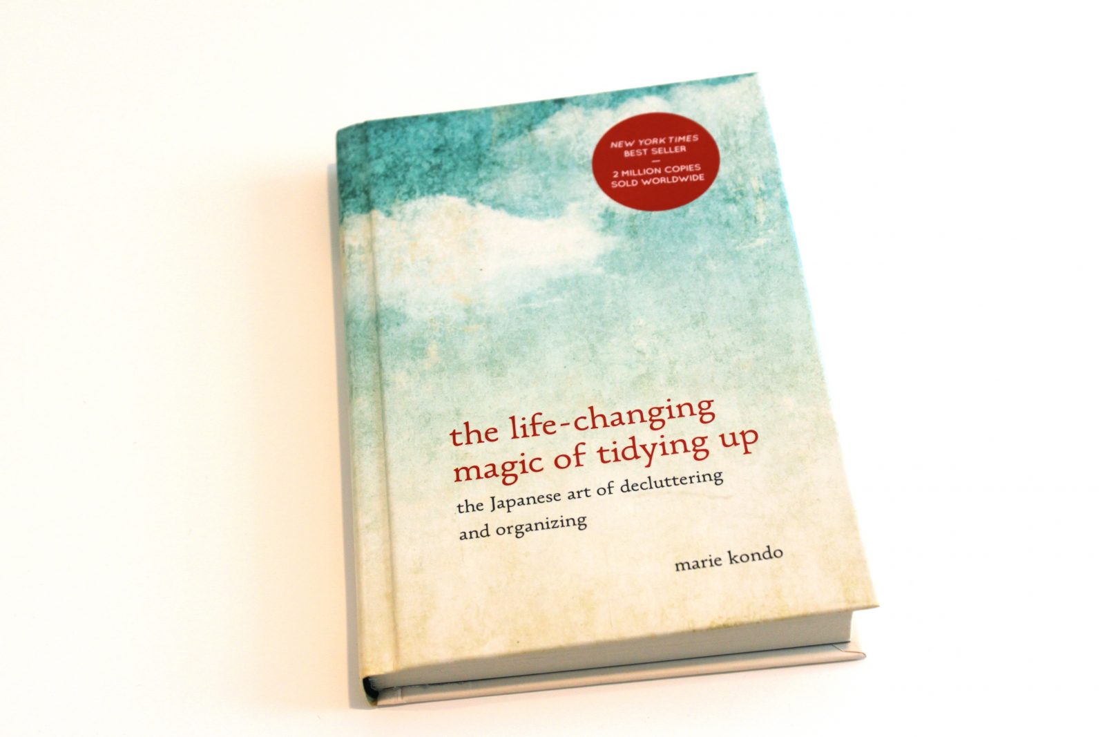 When the life is changing. The Life changing Magic of Tidying up by Marie Kondo. Marie Kondō – the Life-changing Magic of Tidying up. Tidying up. The Day that changing Magic back Cover.